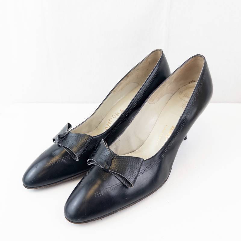lot 173 image: Pandora Footwear Black Leather Bow Pump - Made in Italy, EU 38