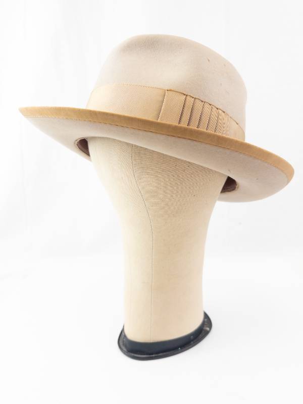 lot 20 image: Wormser Royal Luxury Beaded-Stitch Fedora Hat - Beige Felt