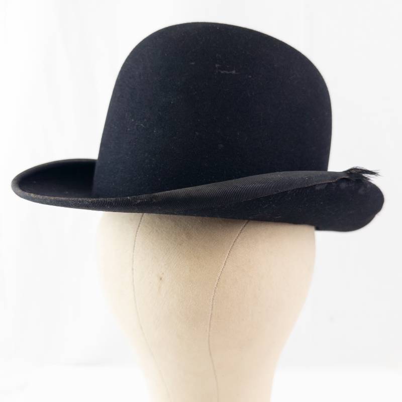 lot 21 image: Black Felt Top Hat - Vintage Look
