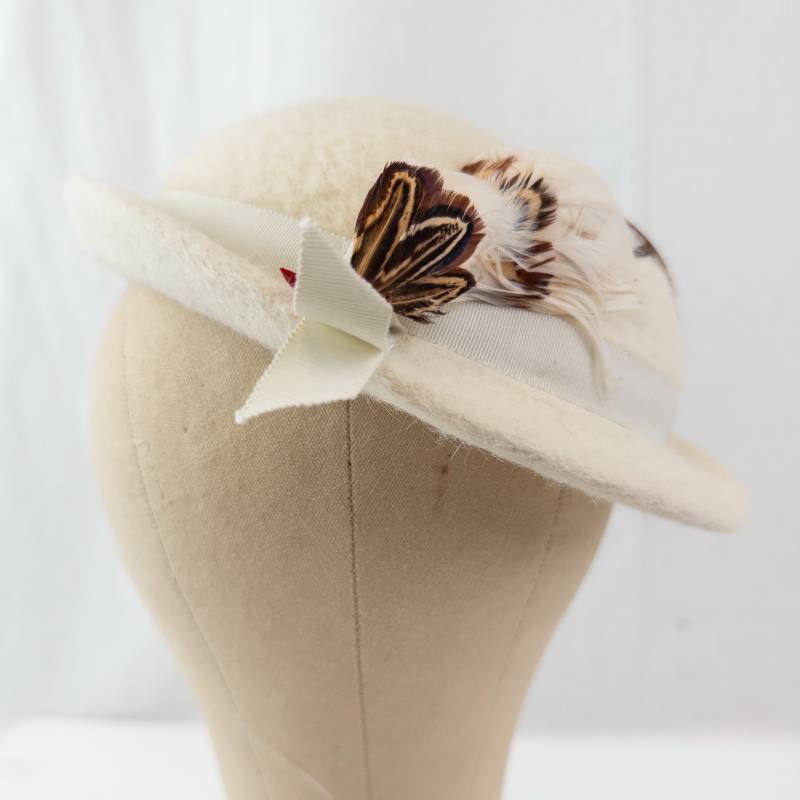 lot 29 image: Donaldson Minneapolis Cream Felt Hat - Vintage Womens With Feather Accent, Size 22