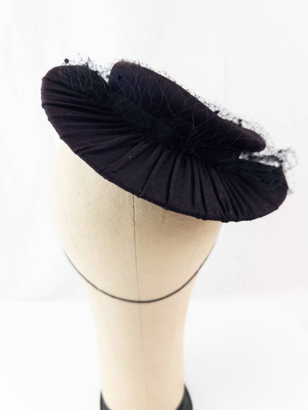 lot 33 image: Nat Frank New York Black Felt Hat With Veil & Bow - Vintage Headpiece