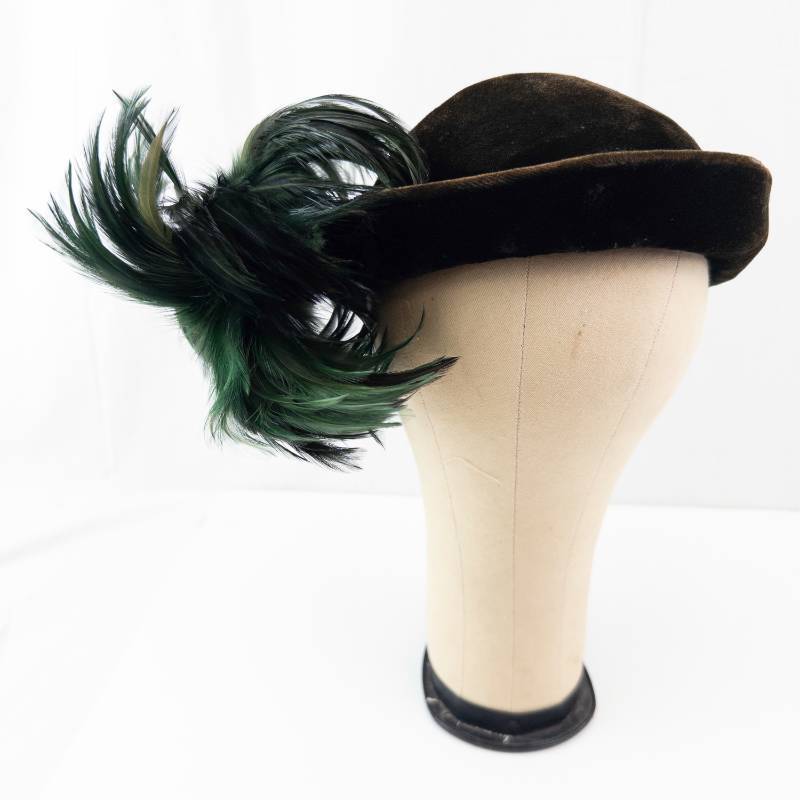 lot 54 image: Marshall Field & Company Vintage Black Velvet Cloche Hat with Emerald Green Ostrich Feather Plume