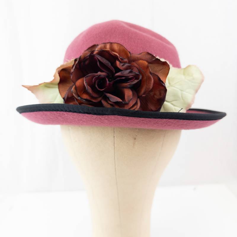 lot 89 image: Pink Felt Cloche Hat With Black Ribbon & Floral Accent