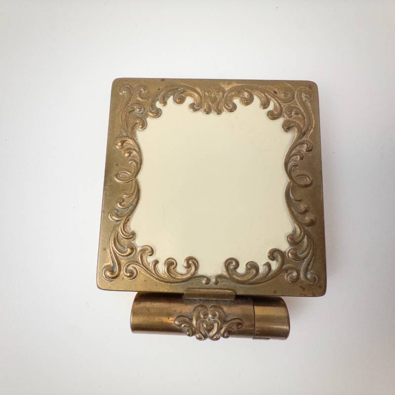 lot 247 image: Helena Rubinstein Vanity Compact with Powder & REMOVEABLE LIPSTICK - Gold Tone Vintage
