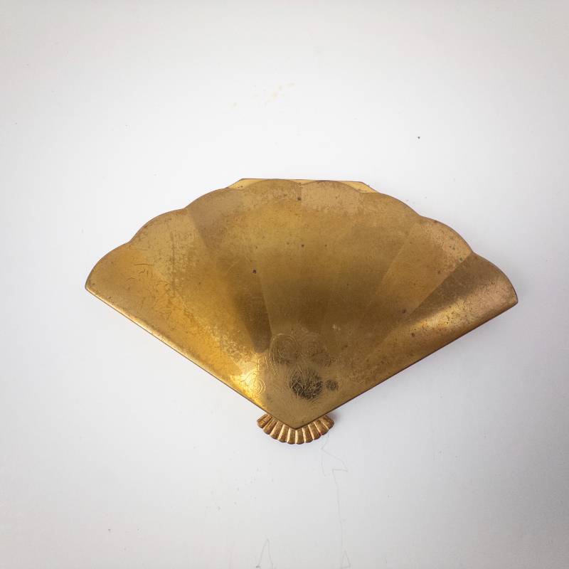 lot 257 image: Wadsworth Gold-Tone Fan-Shaped Compact with Mirror - Vintage Vanity