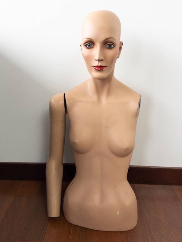 lot 222 image: Female Mannequin Bust - Life-Size Display Figure with Cracks (Damaged)