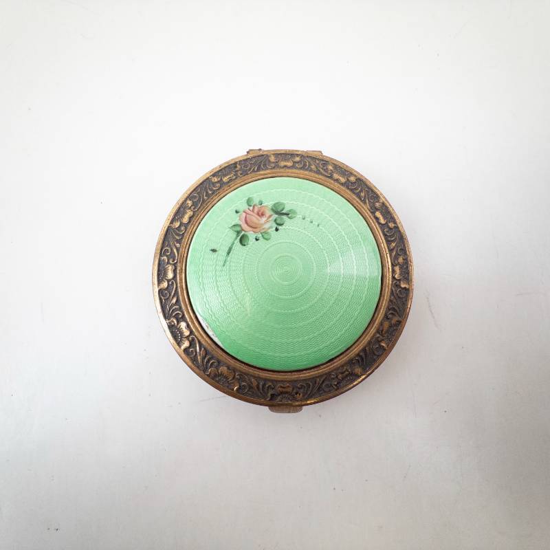lot 279 image: Vintage Pink Powder Compact - Dual-Pan Blush in Ornate Floral Rose-Gold Case, 2-Pan