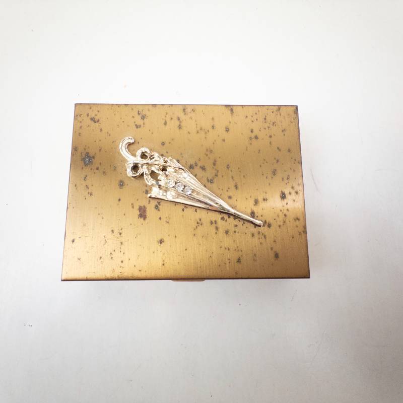 lot 280 image: Vintage Gold-Tone Vanity Compact with Mirror, Amber-Toned Base, and Rhinestone Brooch