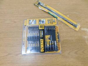 lot 184 image: DEWALT MAXFIT ULTRA 14 in. Hex Steel Screwdriving Bit Set (30-Piece) W 12 Extension