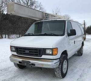 lot 4 image: 2005 Ford E250 Cargo Van