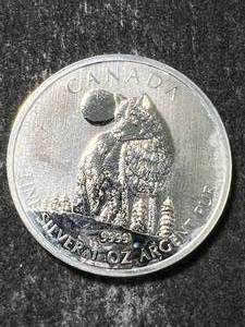 lot 51 image: 2011 CANADIAN WOLF 1 TROY OZ .9999 FINE SILVER