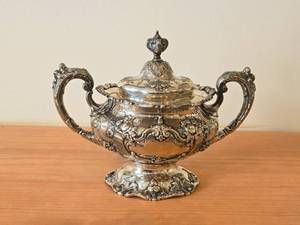 lot 1060 image: 6 12 767-grams Sterling Silver Plated Holloware Sugar Bowl - Francis I by Reed & Barton #570A
