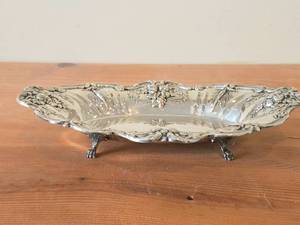 lot 1064 image: 522-grams Sterling Silver Footed Bread Tray - Francis I by Reed & Barton (design by Ernest Meyers 1907) #X568F