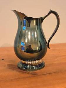 lot 1084 image: 712-grams Silverplated Water Pitcher by Wallace  Amesbury pattern  #9433