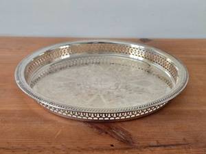 lot 1092 image: 13 541-grams Silverplated  Etched Ornate Scrollwork Gallery Serving Tray by Towle #4192