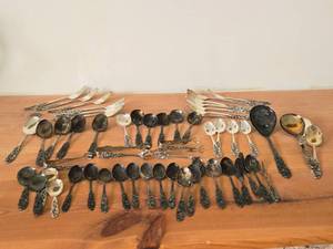 lot 1098 image: Lot of (52 Piece) 1122-grams (total) Sterling Silver Flatware Set - Grande Baroque by Wallace