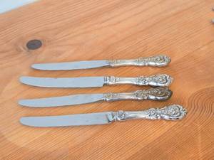 lot 1101 image: Lot of (4) 9 295-grams (total) Dinner Knives - Francis I by Reed & Barton Sterling Silver Handle  Silverplated Blade