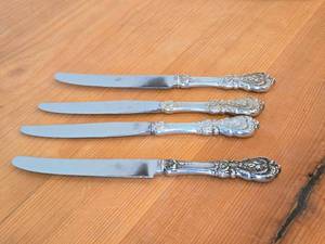 lot 1102 image: Lot of (4) 9 290-grams (total) Dinner Knives - Francis I by Reed & Barton Sterling Silver Handle  Silverplated Blade