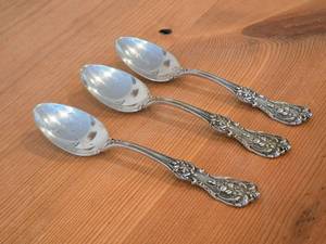 lot 1119 image: Lot of (3) 7 14 180-grams (total) Sterling Silver Dessert  Soup Spoons - Francis I by Reed & Barton (oval)