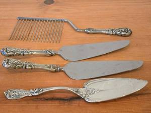 lot 1134 image: 423-grams (total) Pastry  Cake Server 9-12, PieCake Server 10-38 (x2), Cake Breaker 10-12 - Francis I by Reed & Barton