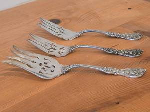 lot 1136 image: 404-grams (total) Sterling Silver Soild Pierced Fish Serving Fork 9-34, Solid Cold Meat Serving Fork 9 (x2) - Francis I by Reed & Barton