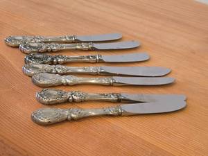 lot 1137 image: 309-grams (total) Mirrorstele Sterling Silver Hollow Handle with Stainless Steel Blade Master Butter Knife 7-14, Butter Spreader 6 (x3), Butter Spreading Paddle 6 (x3) - Francis I by Reed & Barton