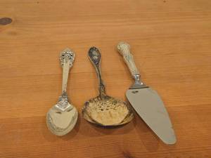 lot 1142 image: 308-grams (total) Sterling Silver Grande Baroque Spoon 9, Grande Baroque Cake  Pie Server, Berry  Casserole Spoon 9 by Wallace