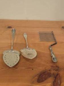 lot 1141 image: 306-grams (total) Sterling Silver Cake Breaker 11, Pastry  Pie Server 10-12, Gorham Saxon Stag CakePie Server 11