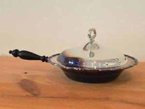 lot 1081 image: Vintage 12 1360-grams Silverplated Chafing Dish with Wood Handle (round)