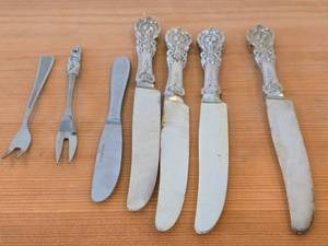 lot 1150 image: Lot of (7) 437-grams (total) Silverplated Knives - Dinner (x4), Pickle (x2), Hardanger Best Dinner (x1)