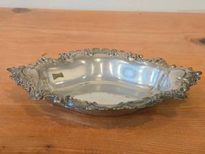 lot 1160 image: 141-grams Sterling Silver Bonbon  Nut Dish - Burgundy by Reed & Barton X499