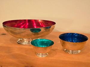lot 1169 image: Lot of (3) 789-grams (total) Silverplated  Enameled Interior Pedestal Bowls - Color-Clad by Wallace