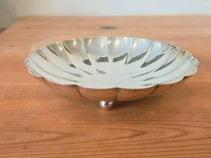 lot 1197 image: Vintage 106-grams Heavy Sterling Silver Bowl by Tuttle Silversmith  Scalloped style