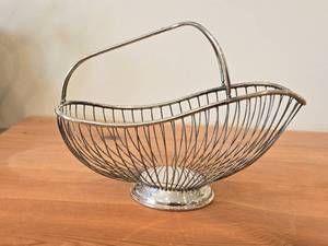 lot 1901 image: Vintage 355-grams Silverplated Wire Wine Bottle Holder  Caddy (Italy)