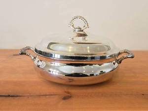 lot 1902 image: Vintage 10 1270-grams Silverplated Covered Serving Dish by W.M. Rogers & Son #963 (round)