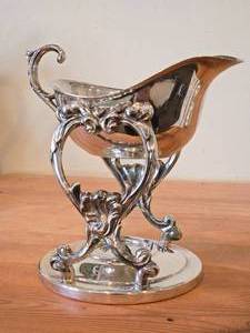 lot 1905 image: Vintage 984-grams Silverplated Tilting Gravy Bowl by Zinn with Warming Stand