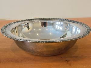 lot 1907 image: 10 401-grams Silverplated Serving Bowl by W.M. Rogers & Son