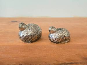 lot 1910 image: Vintage 322-grams (total) Quail Bird theme Pewter Silverplated Salt and Pepper Shakers by Gucci (1970s) (Italy)