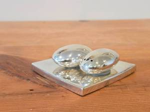 lot 1919 image: Vintage 302-grams (total) Sterling Silver Salt and Pepper Shakers on StandTray