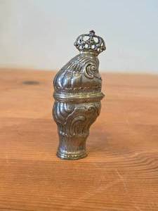 lot 1914 image: 3 34 51-grams Sterling Silver Vinaigrette  Snuff Box (Hovedvansaeg) (Scandinavian Rococo)