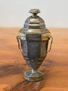 lot 1915 image: 3 14 37-grams Sterling Silver Vinaigrette  Snuff Box (Hovedvansaeg) (Danish)