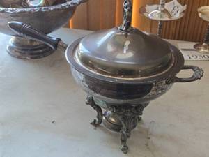 lot 1938 image: Silverplated Chafing Dish with Lid 11 x 10