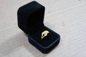 lot 142 image: Gold Tone Ring - Size 9