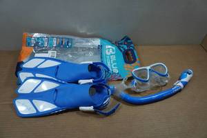 lot 196 image: Cressi Blulove Kids Snorkel Set - Fin Size LXL