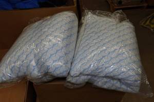 lot 93 image: 2 Pillows - 18x29