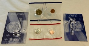 lot 119 image: 1999 Susan B. Anthony Uncirculated Dollar Coin Set  - original package with COA