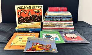 lot 125H image: Vintage Childrens Books Lot - 31 Volumes incl. Pooh Travels, Charlie Brown, Giggle Giggle Quack