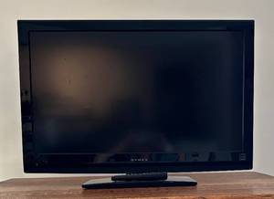 lot 292H image: Dynex DX-L32-10A 32-inch LCD TV with remote