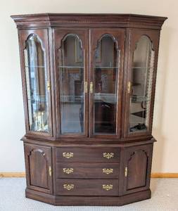 lot 2 image: ML - Vintage Ethan Allen Mahogany Display Cabinet