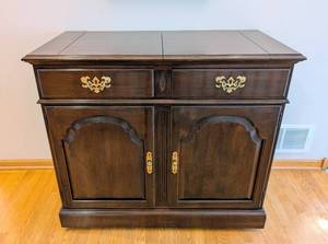 lot 29 image: ML - Vintage Ethan Allen Buffet Cabinet